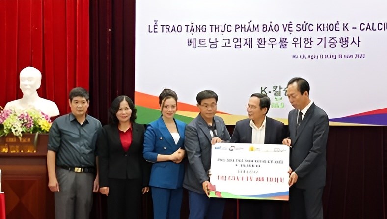  Trao tặng quà nạn nhân Da Cam
